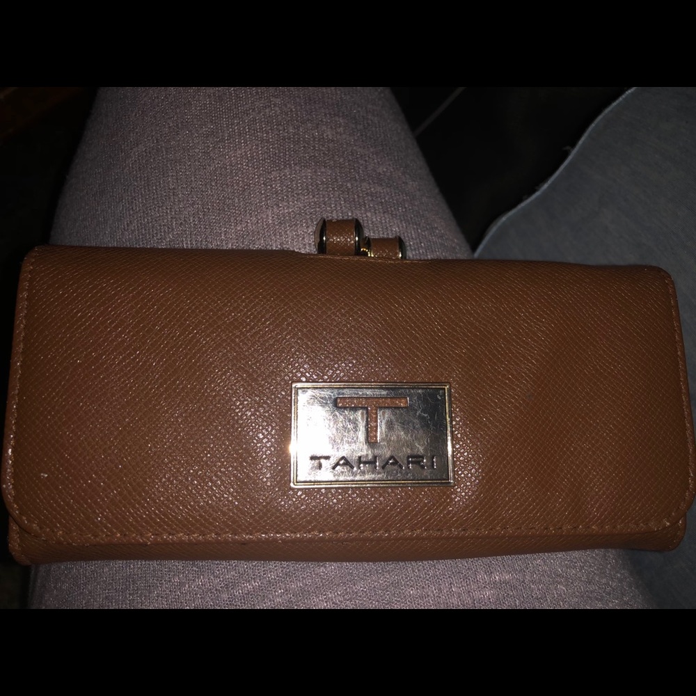 TAHARI wallet